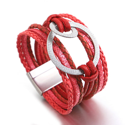 Collection bracelets Summer chic Boutique Petites Aventures couleur rouge bracelet en cuir tressé à la main bijoux à breloques multicouches Summer Chic accessoire féminin