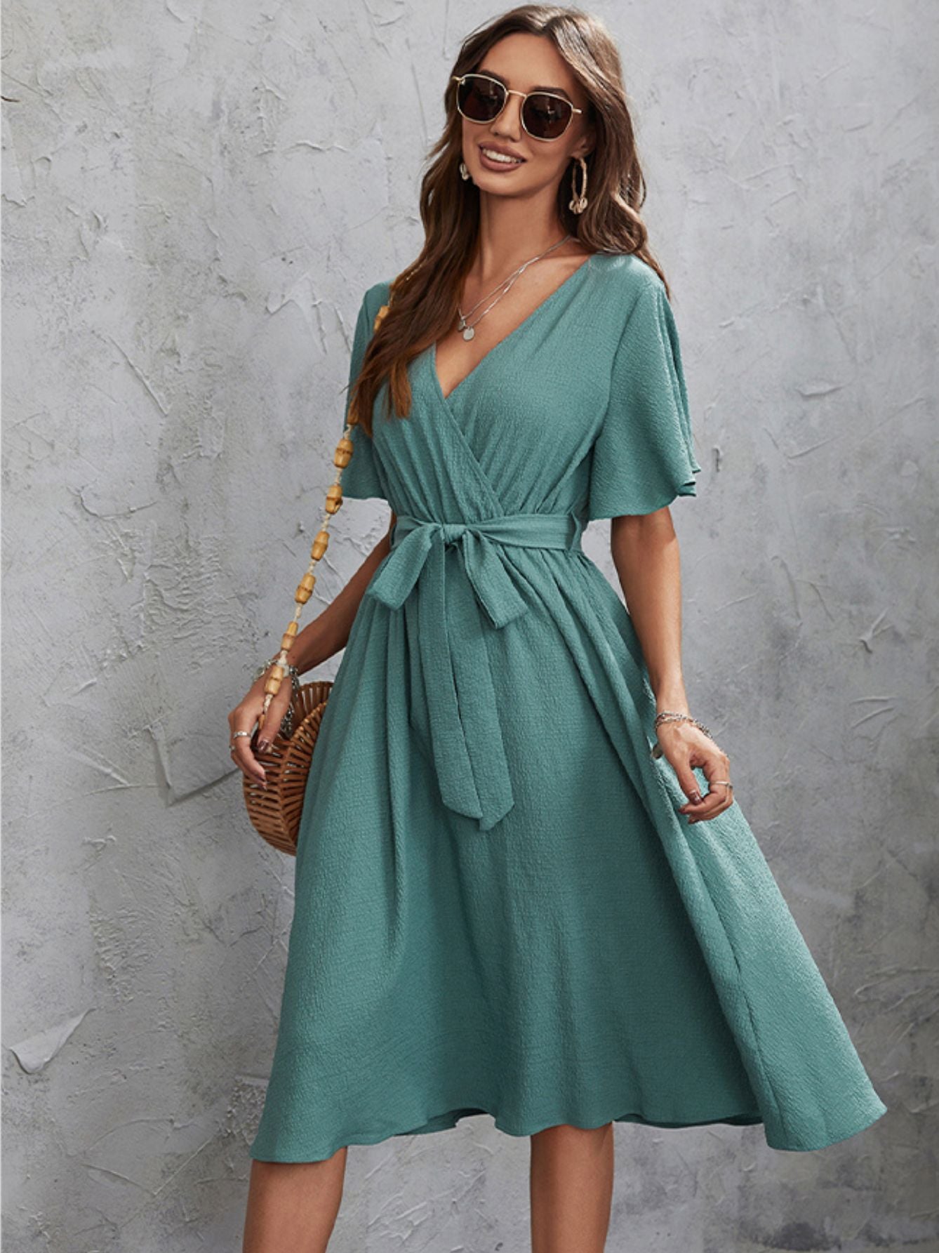 Robe d'été élégante pour femme - Manches courtes et confortables, couleur unie, collection "Summer Chic" de la boutique Petites Aventures - Idéale pour toutes vos aventures estivales.