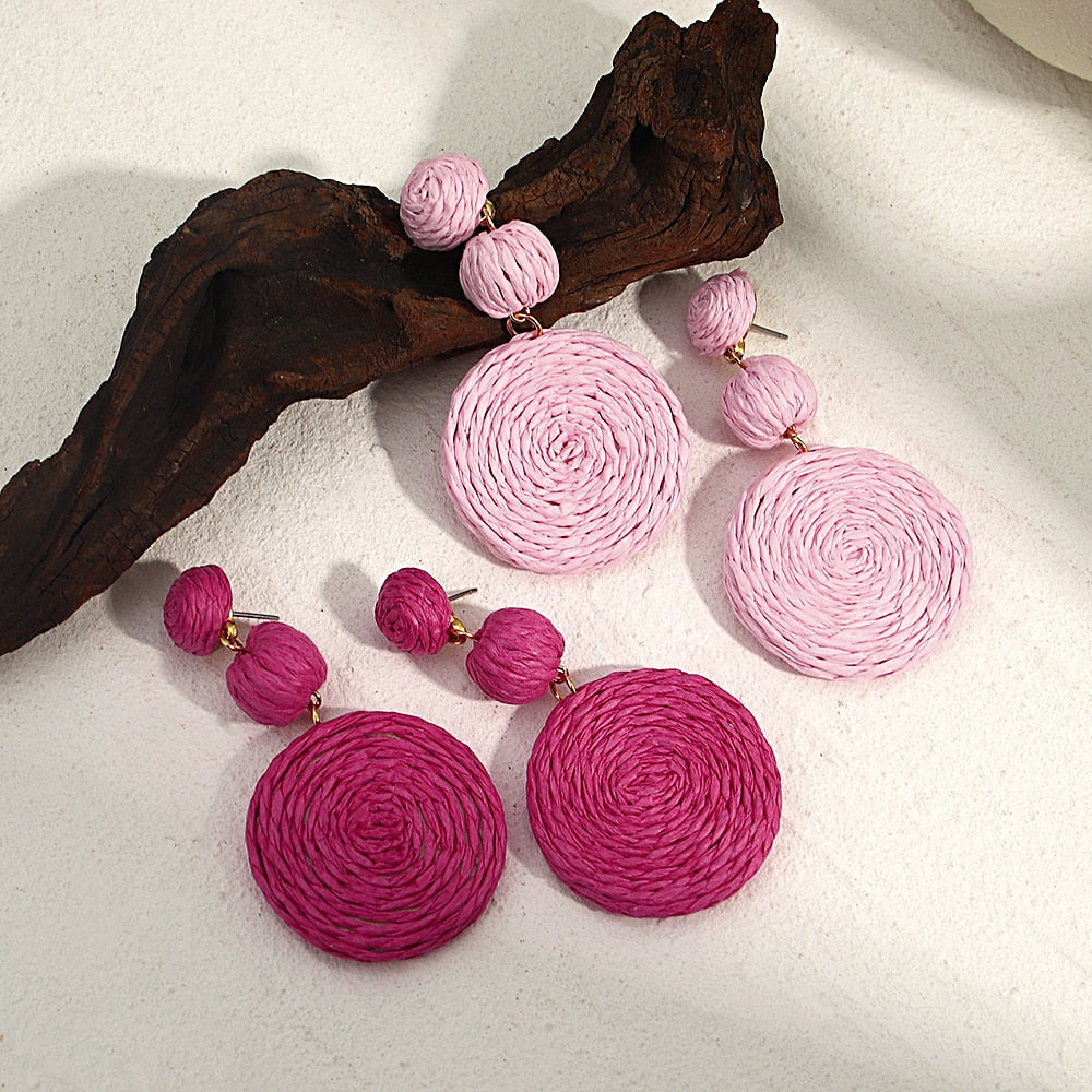 Image de Boucles d'Oreilles Boho en Raphia Rose et Rose rouge , bijoux de plage faits à la main en rotin, pour l'été - Collection Petites Aventures