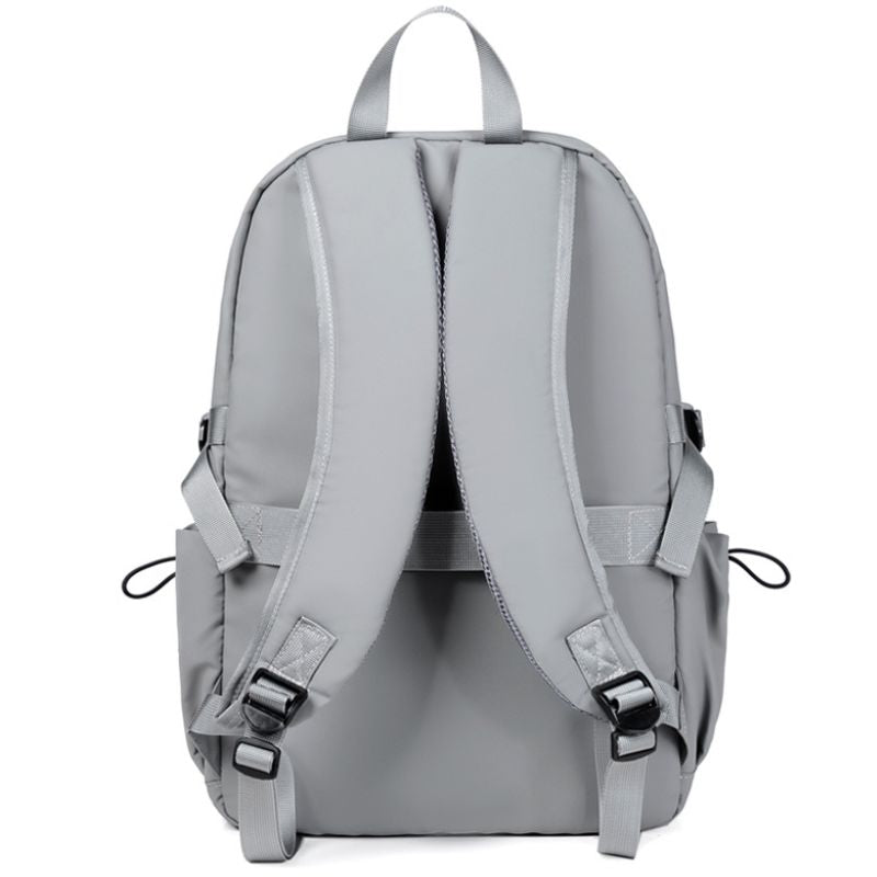 Sac à dos étanche de style urbain et lifestyle pour hommes, avec compartiment pour ordinateur portable et port USB, idéal pour le voyage et le quotidien collection Bagages & Organisation de la boutique Petites Aventures couleur gris