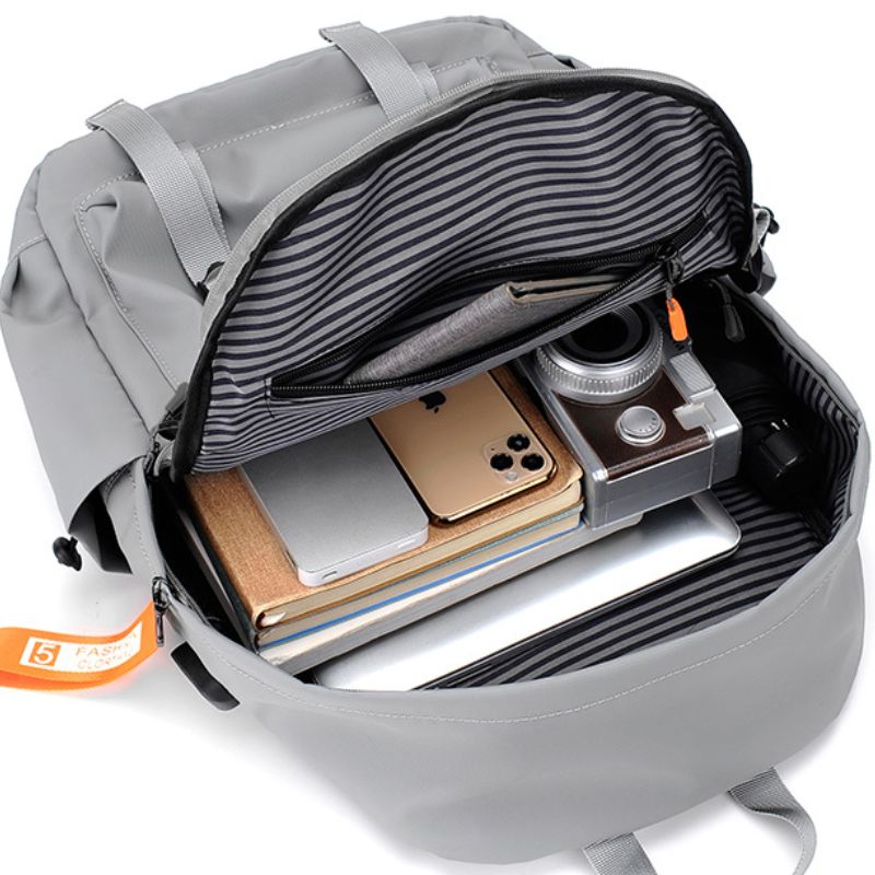 Sac à dos étanche de style urbain et lifestyle pour hommes, avec compartiment pour ordinateur portable et port USB, idéal pour le voyage et le quotidien collection Bagages & Organisation de la boutique Petites Aventures couleur gris rangement