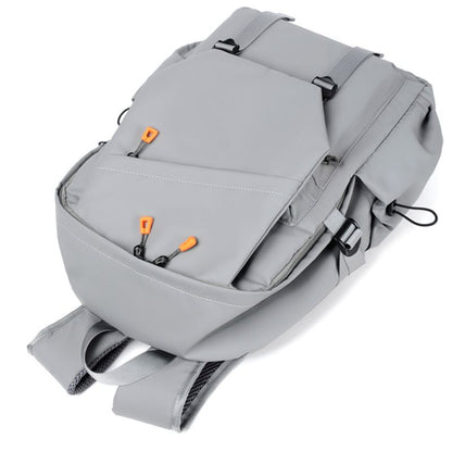 Sac à dos étanche de style urbain et lifestyle pour hommes, avec compartiment pour ordinateur portable et port USB, idéal pour le voyage et le quotidien collection Bagages & Organisation de la boutique Petites Aventures couleur gris