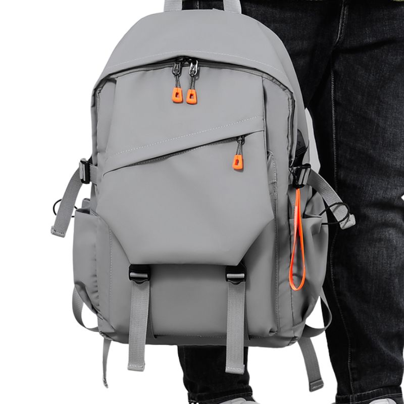 Sac à dos étanche de style urbain et lifestyle pour hommes, avec compartiment pour ordinateur portable et port USB, idéal pour le voyage et le quotidien collection Bagages & Organisation de la boutique Petites Aventures couleur gris