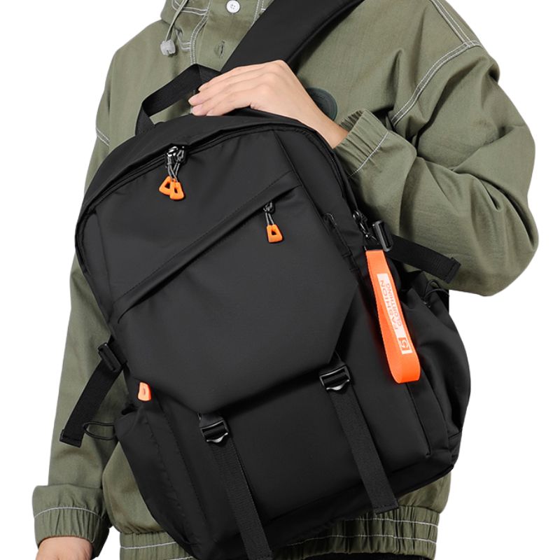 Sac à dos étanche de style urbain et lifestyle pour hommes, avec compartiment pour ordinateur portable et port USB, idéal pour le voyage et le quotidien collection Bagages & Organisation de la boutique Petites Aventures couleur noir