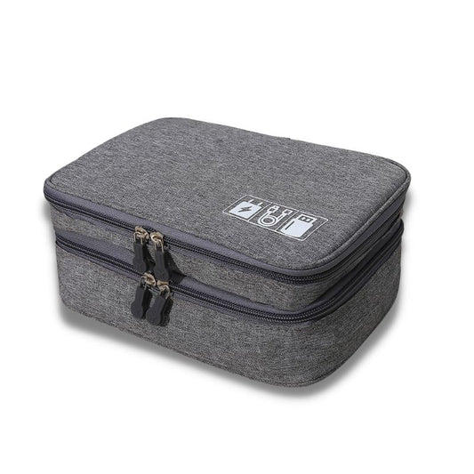 Sac de voyage portable à 3 niveaux, idéal pour ranger les fils USB, la banque d'alimentation, les écouteurs et plus encore, sécurisé avec une fermeture éclair collection Bagages & Organisation de la boutique Petites Aventures couleur gris