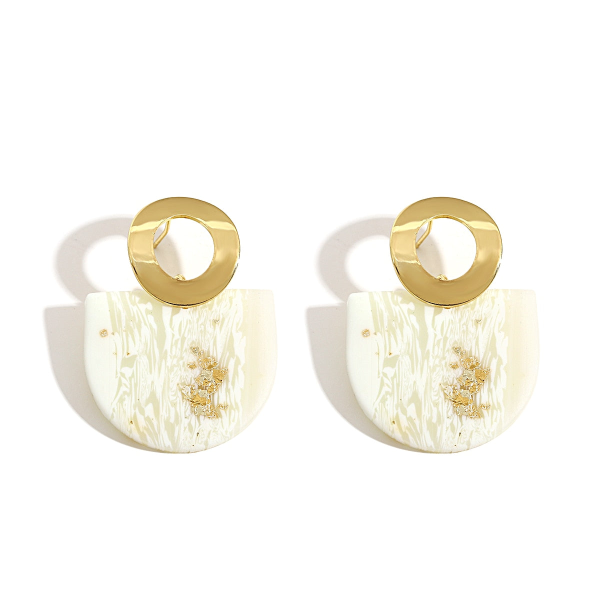 Image de Boucles d'Oreilles Marbre Blanc et Doré faites à la main, couleur or, métal géométrique - Collection Summer & Chic Petites Aventures