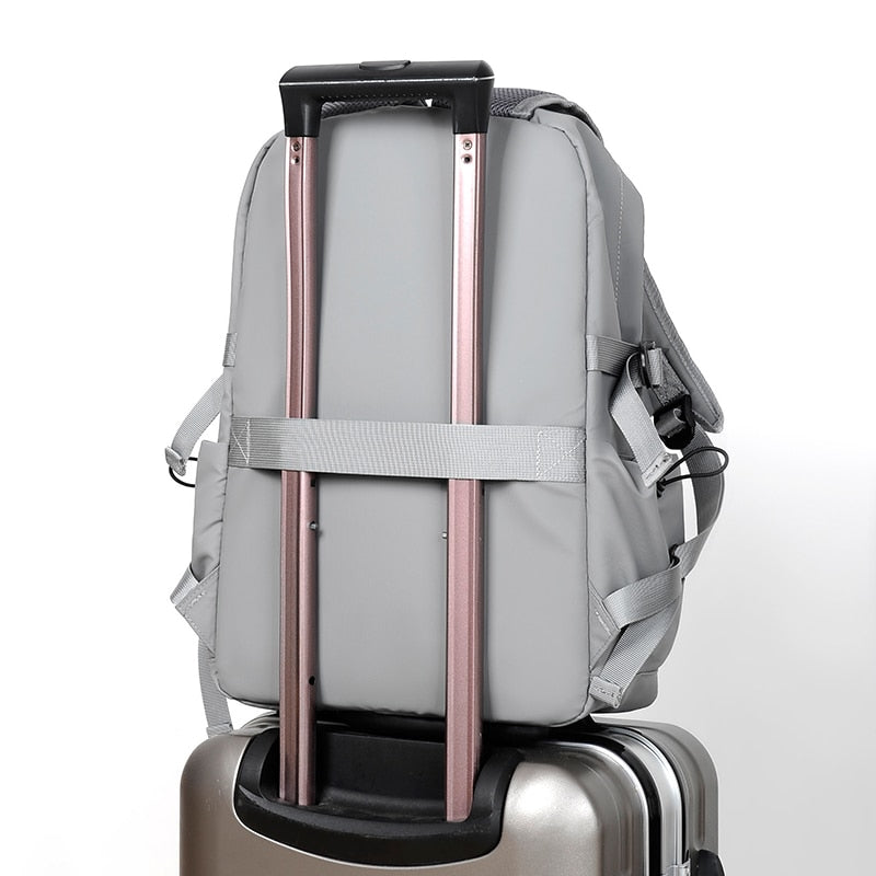 Sac à dos étanche de style urbain et lifestyle pour hommes, avec compartiment pour ordinateur portable et port USB, idéal pour le voyage et le quotidien collection Bagages & Organisation de la boutique Petites Aventures couleur gris