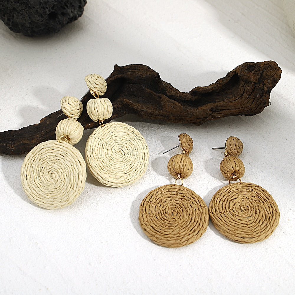 Image de Boucles d'Oreilles Boho en Raphia Beige et Marron, bijoux de plage faits à la main en rotin, pour l'été - Collection Petites Aventures