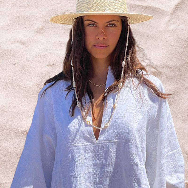 Femme a la plage avec le Chapeau de plage Accessoire d'été Femme Paille tissée Perlé Coquillages de mer panama Vacances Nouvelle collection 2023 Tendance de mode collection Summer chic de la boutique Petites Aventures