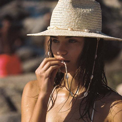 Femme avec le Chapeau de plage Accessoire d'été Femme Paille tissée Perlé Coquillages de mer panama Vacances Nouvelle collection 2023 Tendance de mode collection Summer chic de la boutique Petites Aventures