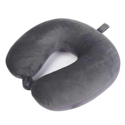 Oreiller gris de voyage à mémoire de forme Oreiller cervical de voyage Accessoire de voyage confortable Oreiller de voyage portable Coussin de voyage ergonomique collection confort voyage de la boutique Petites Aventures