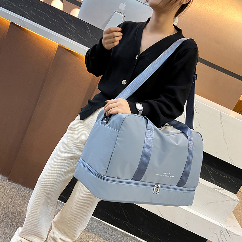 Mise en situation porter par une femme du Sac de voyage de couleur Bleu décontracté Grand sac pour femme Sac à main multifonction Sac à bandoulière haute disponible disponible sur la boutique Petites Aventures - collection bagage voyage