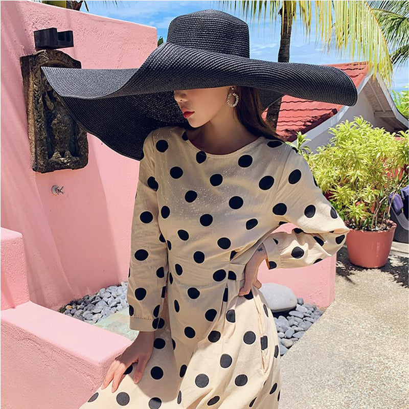 femme qui porte le Chapeau noir d'été XXL pour femme protection solaire large bord chapeau XXL chapeau souple chapeau pour femme chapeau pliable chapeau de plage Chapeau d'été collection Summer Chic de la Boutique Petites Aventures