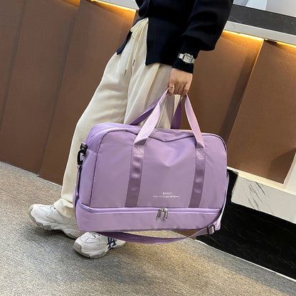 Mise en situation porter par une femme du Sac de voyage de couleur Violet décontracté Grand sac pour femme Sac à main multifonction Sac à bandoulière haute disponible disponible sur la boutique Petites Aventures - collection bagage voyage