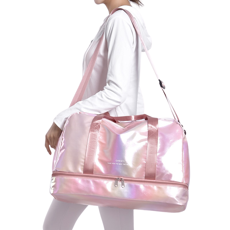 Présentation et mise en scène du Sac de voyage pour femmes de couleur rose Sac de rangement pour femmes Accessoires de voyage pour femmes Sac à main de voyage Sac de voyage imperméable Sac de voyage lumineux Organisation de voyage pour femmes Collection bagage voyage été 2023 de la boutique Petites Aventures