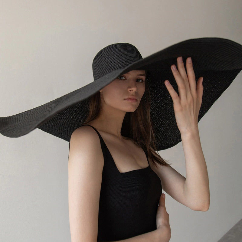 femme qui porte le  Chapeau  noir d'été XXL pour femme protection solaire large bord chapeau XXL chapeau souple chapeau pour femme chapeau pliable chapeau de plage Chapeau d'été collection Summer Chic de la Boutique Petites Aventures