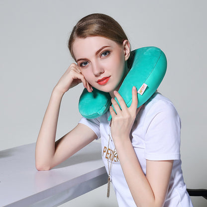 Mise en situation Oreiller vert de voyage à mémoire de forme Oreiller cervical de voyage Accessoire de voyage confortable Oreiller de voyage portable Coussin de voyage ergonomique collection confort voyage de la boutique Petites Aventures