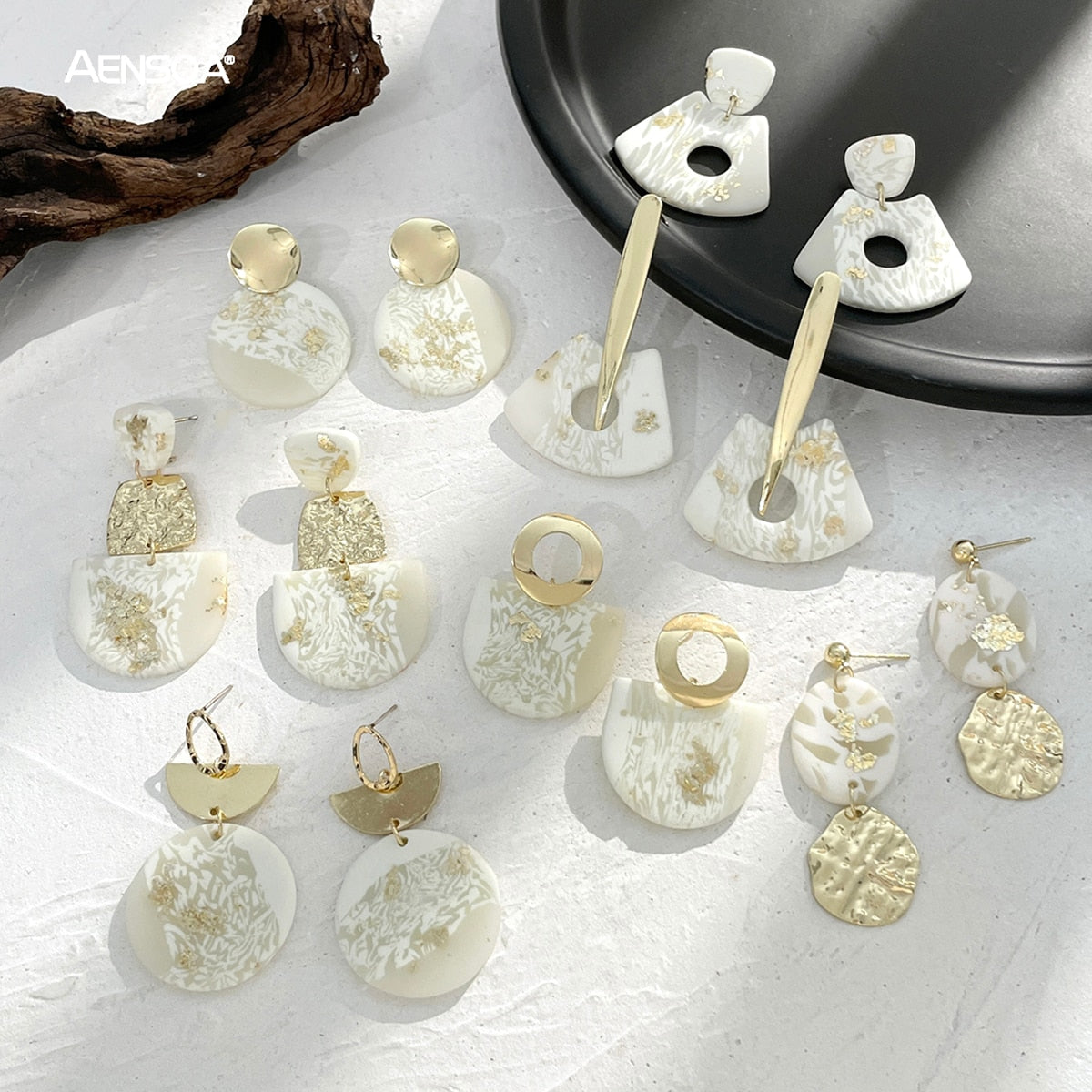 Image de Boucles d'Oreilles Marbre Blanc et Doré faites à la main, couleur or, métal géométrique - Collection Summer & Chic Petites Aventures